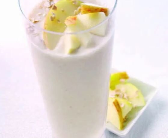 Молочный коктейль с яблоками и корицей